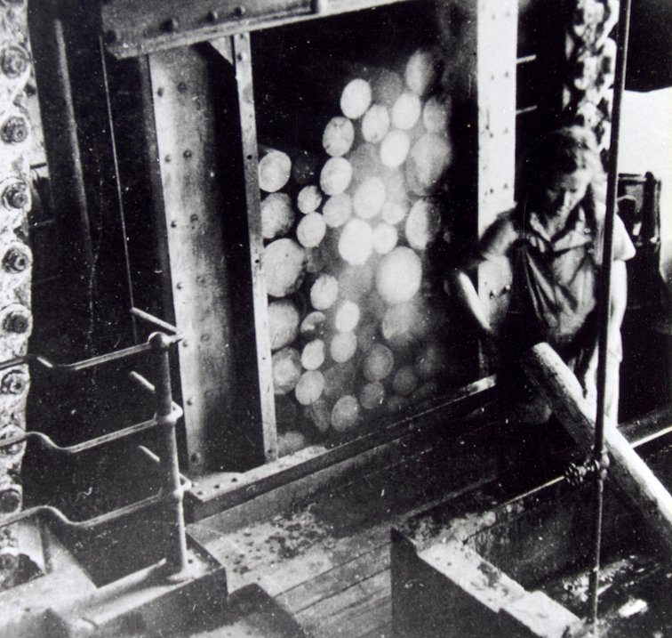Puuhiomoon 1920-luvun lopulla hankittu ketjuhiomokone, jolla valmistettiin tehokkaasti puuhioketta. Puut koneelle tulivat kuvan oikeassa alareunassa olevaa vesiränniä pitkin, josta ne nostettiin käsin keksin avulla ja heitettiin kuvassa näkyvään hiomokoneen uuniin. Kone painoi hiljalleen syötettyjä puita pyörivää hiomokiveä vasten ja valmisti tuotannossa tarvittavaa puuhioketta. Työ oli märkää ja talvisin käsiteltävät puut kylmiä. Myöhemmällä ajalla yksi hioja saattoi yhden työvuoronsa aikana käsitellä puuta kuvatulla tavalla jopa 10 m3.