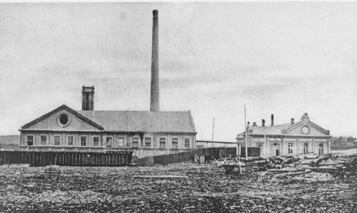 Tämä kuva ajoittuu aivan 1900-luvun alkuun. Siinä nähdään vasemmalla vanhan kartonkitehtaan rakennus ja sen takana vanha voimalaitos savupiippuineen. Käsintehtyjen arkkien kuivaukseen käytetty kuivauskanaali on savupiipusta hieman vasemmalle. Kuvan oikeassa reunassa on Äänekoski Oy:n konttorirakennus. Molemmissa kuvan rakennuksista on paljon vielä tänäkin päivänä tunnistettavia piirteitä.