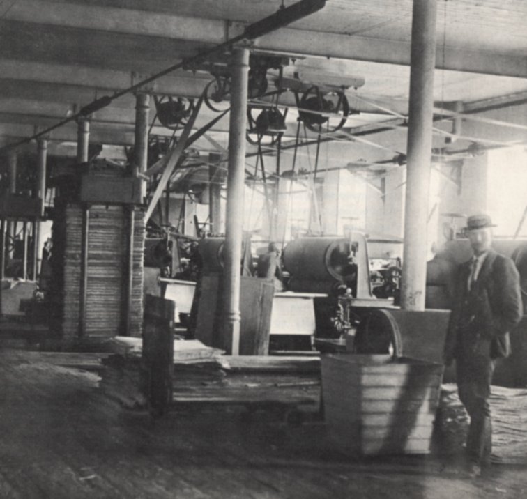 Vanhan kartonkikoneen konesalin itäosassa olleita puuhiokkeen valmistukseen ja käsittelyyn käytettyjä laitteita vuodelta 1903. Kuvasta saa hyvän käsityksen siitä, miten monimutkaisen hihnojen ja akselien viidakon kautta vesivoiman tuottama teho siirrettiin käyttövoimaksi koneille ja laitteille.