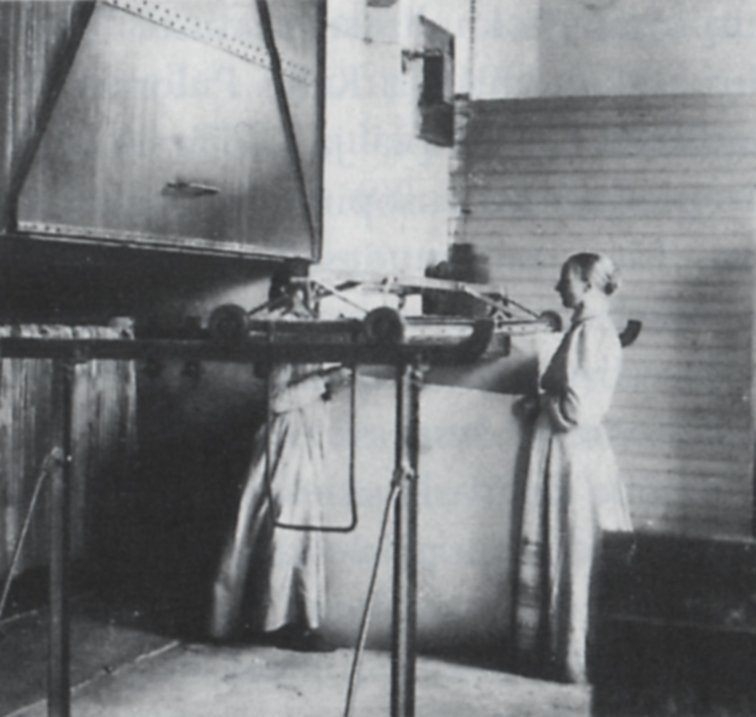 Yhtiö valmisti 1900-luvun alussa varsinaisen kartonkikoneen tuotannon lisäksi valkoista käsintehtyä puupahvia sekä kuivaa puuhioketta. Esimerkiksi vuonna 1901 näiden tuotantomäärät olivat 978 tn ja 853 tn. Itse kartonkikoneen tuotanto kuivattiin suoraan koneen kuivausosassa, mutta edellä mainitut käsin valmistetut tuotantoerät ilmeisesti kuivattiin korkeassa tornimaisessa kuivauskanaalissa. Kuivattavat arkit ripustettiin käsin vaunuun, jolla ne siirrettiin kanaalin sisälle. Kuivuneet arkit poistettiin vaunulla kanaalin sisältä ja pakattiin lähetettäväksi eteenpäin.