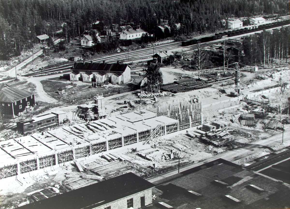 Vuonna 1966 valmistuneen uuden kartonkitehtaan rakennustyömaata.