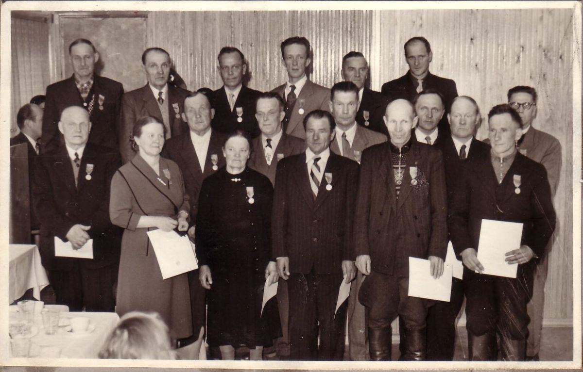 Kuvassa Äänekosken tehtaita 25-vuotta palvelleet työntekijät 1950-luvulla. Takarivissä 3. oikealta Uuno Hänninen ja eturivissä 2. oikealta Simo Virkki. Hänen takanaan Eelis Tourunen.
