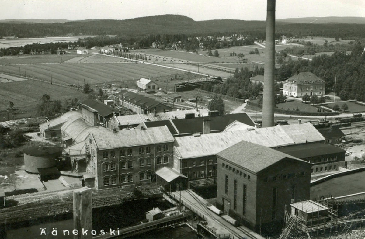 Paperi- ja kartonkitehdasta ja niiden ympäristöä. Kuva on ilmeisesti otettu sulfiitin happotornista, joten se allakoituu 1940-luvulle. Sulfiittisellutehdas valmistui vuoden 1937 lopussa ja käynnistyi aivan vuoden 1938 alkupäivinä.
