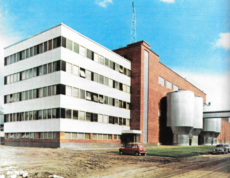 Uusi kartonkitehdas Äänekoskelle otettiin käyttöön tammikuun 1966 puolivälissä, jolloin aluksi valmistettiin käärekartonkia yhtiön omaan käyttöön. Päätuotteen, taivekartongin, valmistus alkoi seuraavassa kuussa. Tehdas ehti valmistaa ensimmäisen toimintavuotensa aikana noin 25 000 tonnia kartonkia, josta taivekartonkia oli 11 600 tonnia ja päällystettyjä laatuja vajaat 900 tonnia.