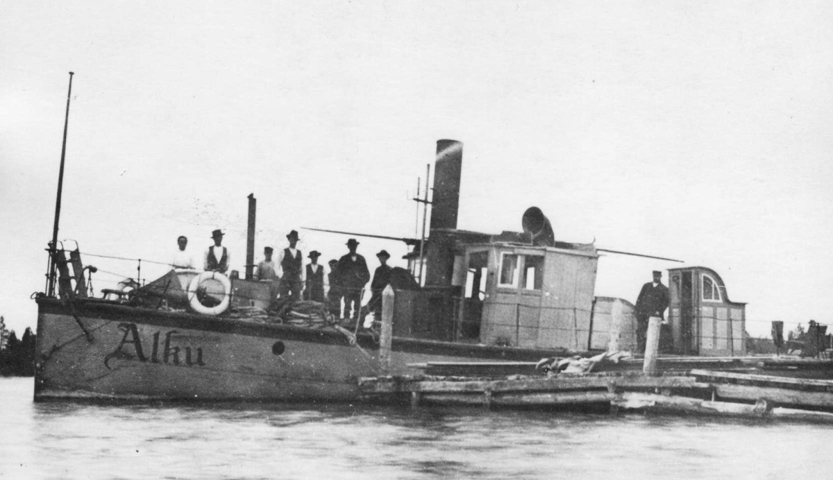 Höyrylaiva Alku. Oikealla kapteeni Airola.