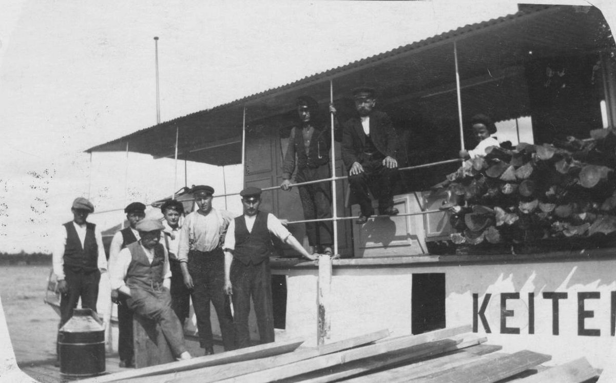 Keitele-höyrylaiva miehistöineen