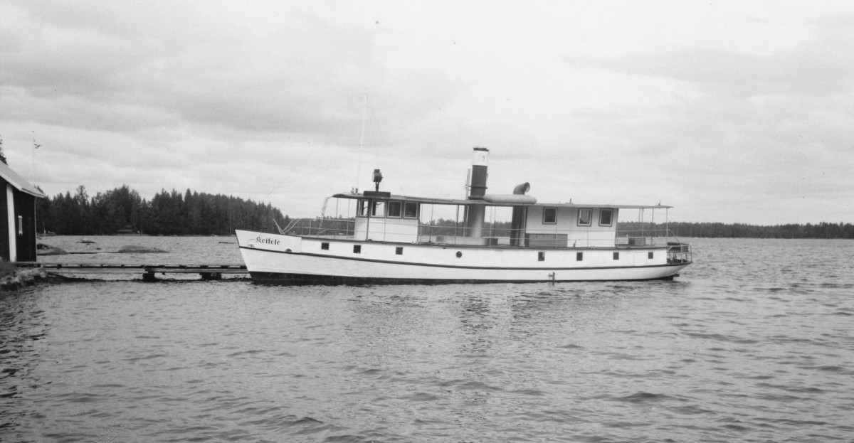 Keitele-höyrylaiva Matilanvirralla ankkurissa.