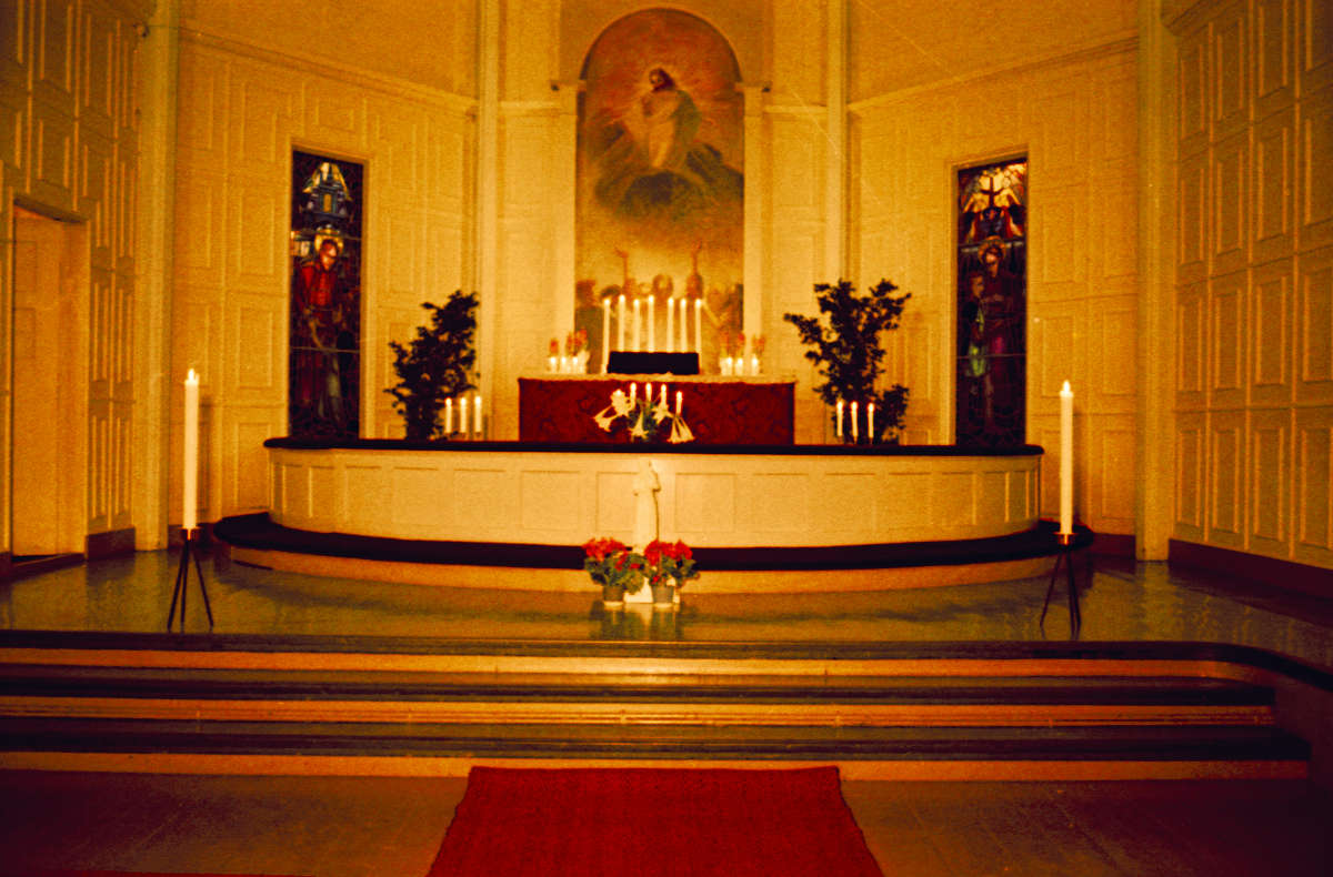 Vuonna 1968 tuhopoltossa tuhoutuneen Äänekosken kirkon alttari.