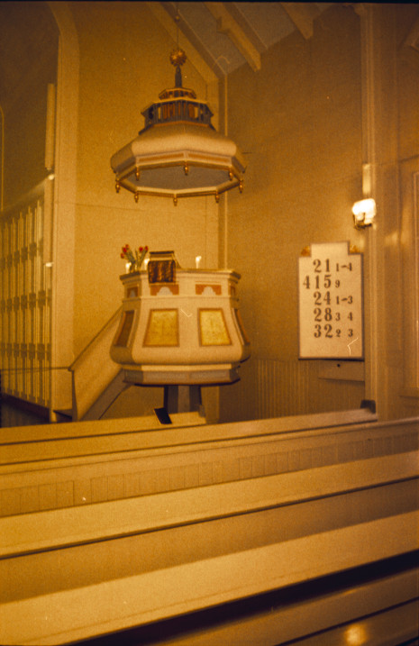 Vuonna 1968 tuhopoltossa tuhoutuneen Äänekosken vanhan kirkon saarnastuoli. Se saatiin pelastettua palosta ja sijoitettiin uuteen vuonna 1973 käyttöönotettuun kirkkoon. Vanha tarina kertoo, että saarnastuoli olisi alunperin puuseppä Matti Kuneliuksen rakentama. Tähän ei löydy seurakunnan arkistoista vahvistusta. Sieltä löytyy vain tieto, että on maksettu puusepälle saarnastuolin tekemisestä. Puusepän nimeä ei harmittavasti mainita.