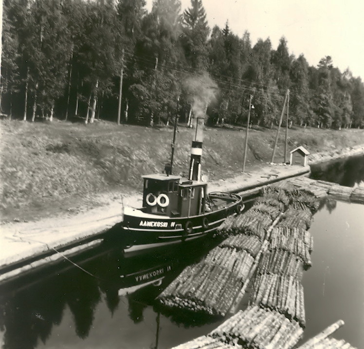 Hinaaja Äänekoski IV Neiturin kanavassa tukkilautan kanssa 1962 tai 1963.
