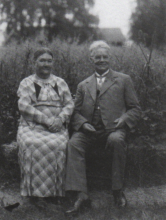 Äänekosken seurakunnan ensimmäinen kirkkoherra rovasti Frans Oskar Niemi vaimonsa kanssa vanhoilla päivillään.