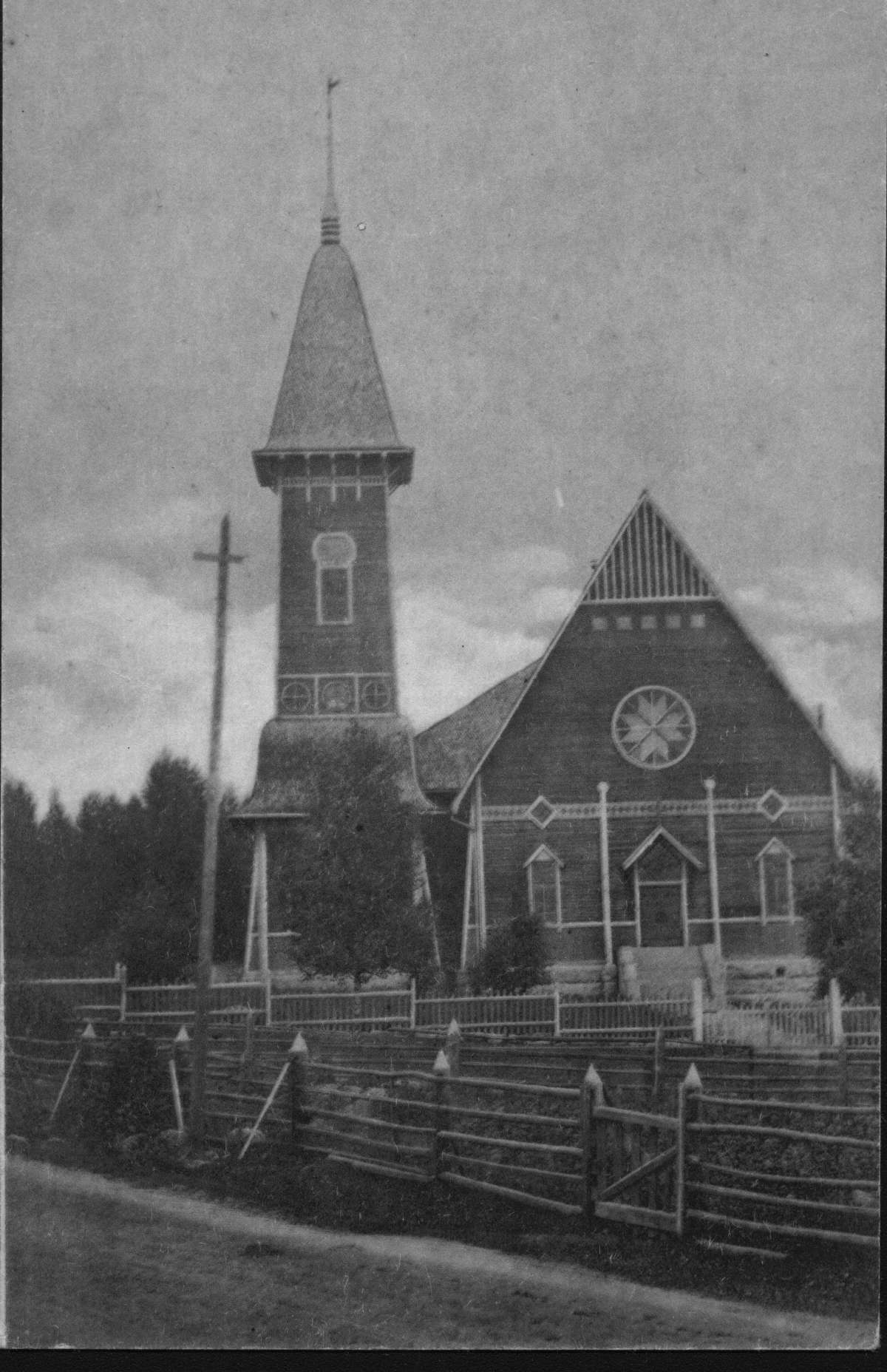 Äänekosken vuonna 1907 valmistunut puukirkko. Rakennus tuhoutui tuhopoltossa 1978.