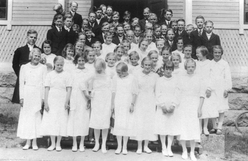 Rippikoululaisia Äänekosken kirkon edessä 25.6.1939.