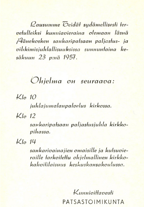 Äänekosken kirkon edessä oleva vuosien 1939-1945 sankarivainajien muistomerkin paljastustilaisuuden ohjelma. Muistomerkki on kuvanveistäjä Jooseppi Mannisen tekemä ja muistomerkin jalassa on kaikkien 191 kaatuneen nimet sekä syntymä- ja kuolinvuosi.