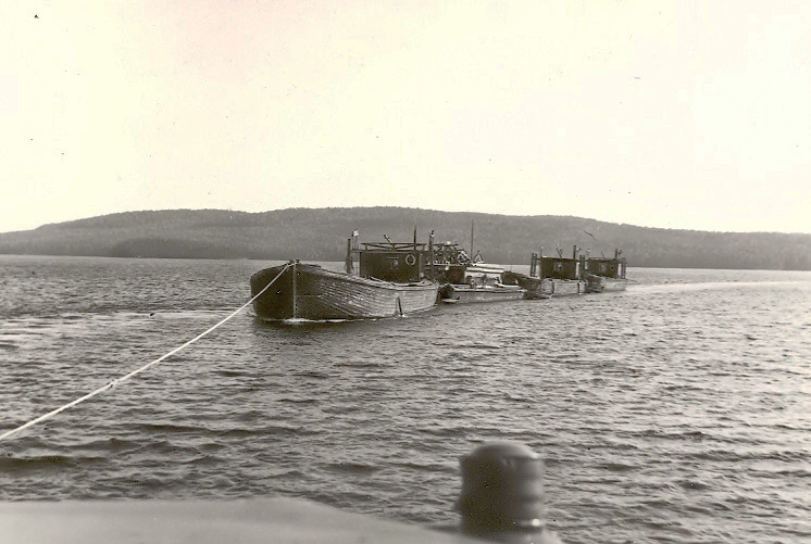 Tyhjiä proomuja hinaajan perässä Keiteleellä 1950-luvulla.