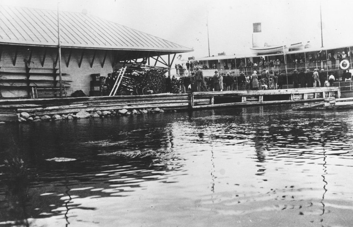 Matkustajalaiva Ylä-Keitele lähdössä Viitasaarelta vuonna 1934.