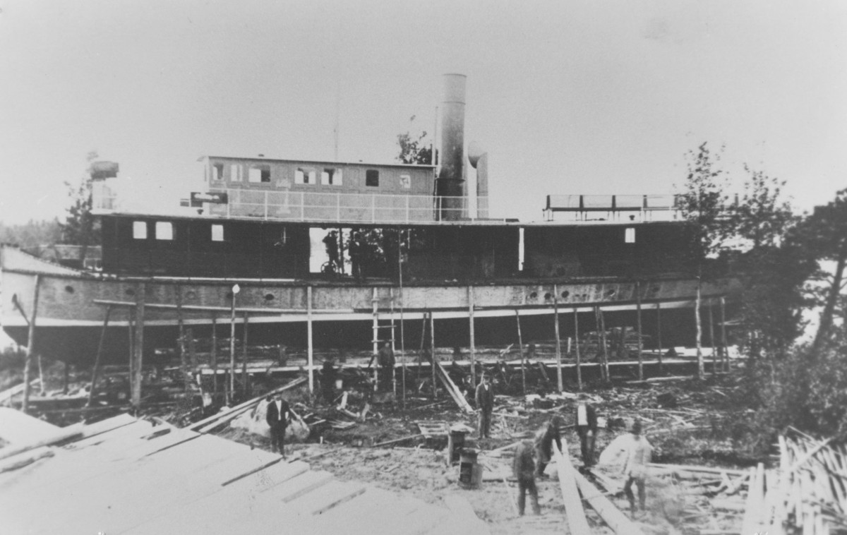 Matkustajalaiva Ylä-Keitele rakenteilla Pumppuniemessä vuonna 1907.