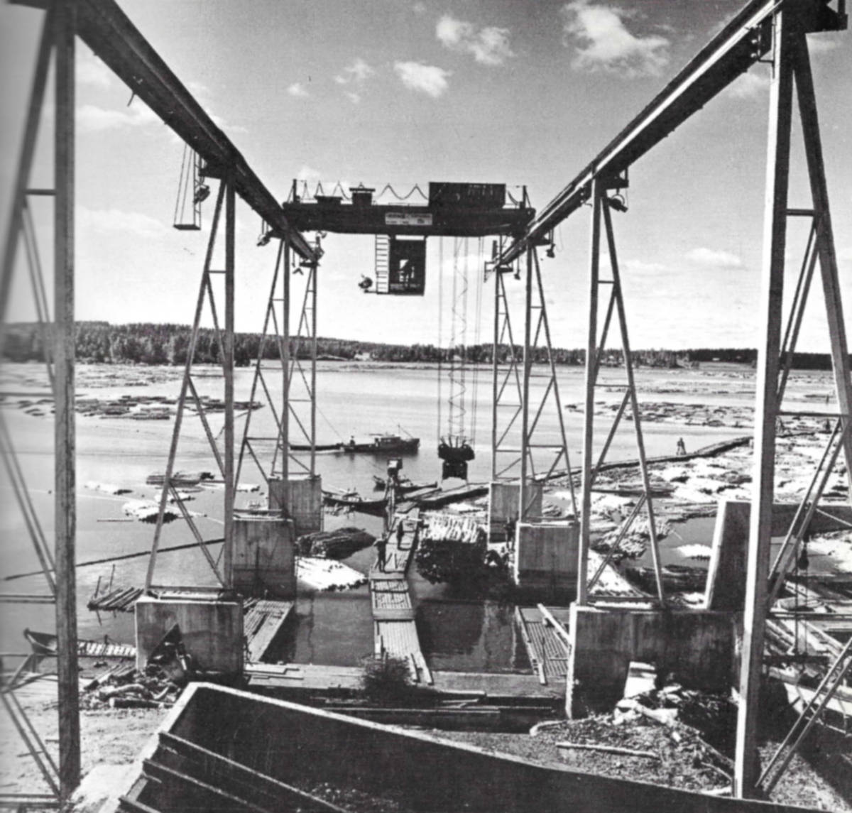 Tukkiniput nostettiin Äänejärvessä olevalla nosturilla vedestä ja kuljetettiin junalla tehtaalle.