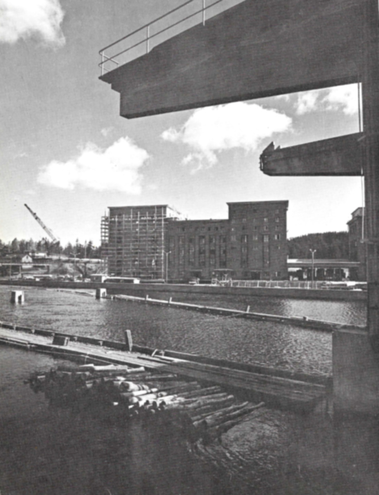 Uudempi nippunosturi vesilaitoksen kupeessa.