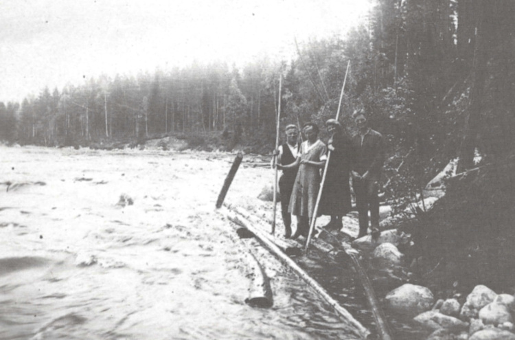 Ne puut, joita Äänekosken tehtaat eivät voineet käyttää ja jotka olivat eteläisempien tehtaiden ostamia, uitettiin Kuhnamosta  edelleen Kapeekosken ja Luijankosken kautta Laukaan puolelle ja sieltä Päijänteelle. Kuvassa Einari Kautto (vas.) ja Tyyne Hirvonen sekä Toini Hiironen ja Lauri Kankainen vahtimassa Luijankosken vonkapaikalla keväällä 1933.