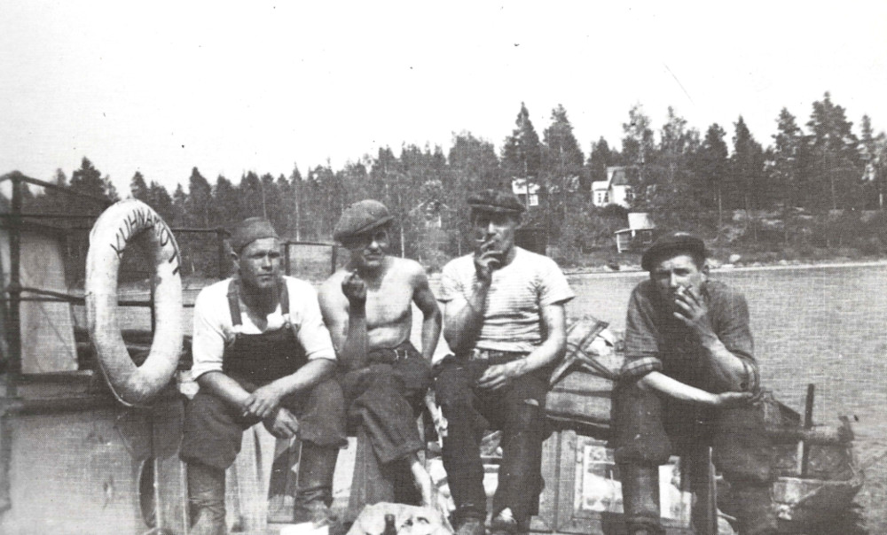 Kymin Uittoyhdistyksen miehiä Kuhnamo-hinaajan kannella 1940-luvun lopulla Kotakennäänsalmessa. Miehistöön kuuluivat silloin Alpo Kautto, Jaakko Penttinen, Olavi Hassinen ja Kalle Oksanen. Yhdistys uitti vesistön kaiken puutavaran, josta Aänekoskelle tuleva puu eroteltiin Keiteleellä ja Saarijärven reitillä.