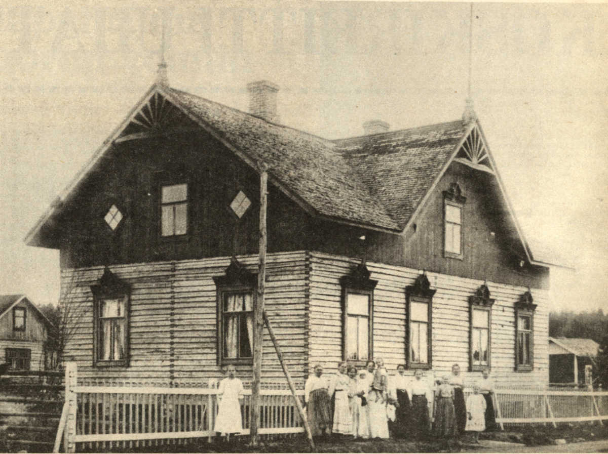 Kerttu Eiramon talo vuodelta 1908. Talo oli alunperin ollut Maria Piilosen omistuksessa, mutta se joutui myöhemmällä ajalla Kerttu Eiramon omistukseen. Hän piti rakennuksessa kangaskauppaa 30-vuotta. Talo purettiin uusien liikerakennusten alta 1978.