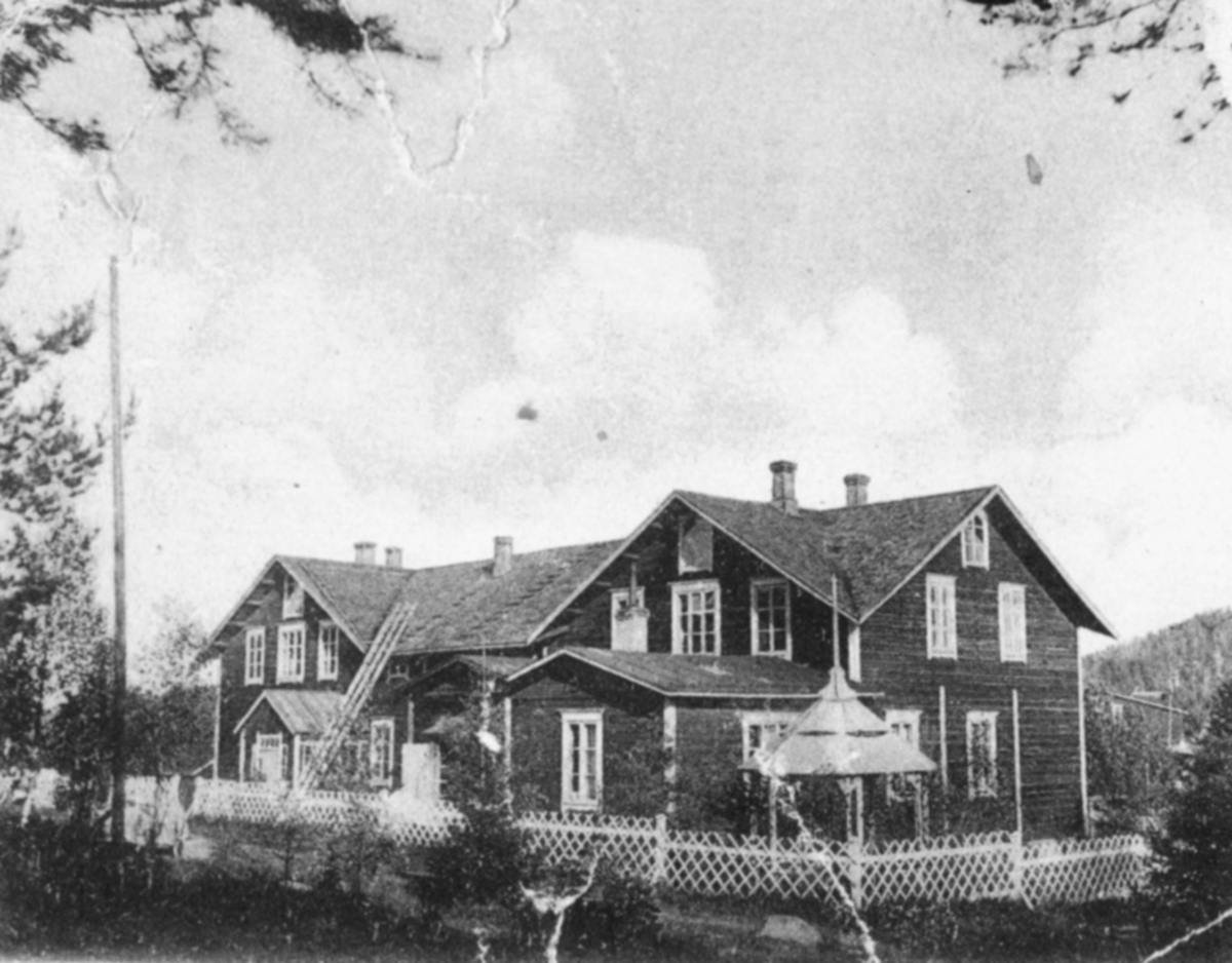 Äänekosken kansanopisto Äänejärven länsirannalla aivan koskiuoman yläpäässä 1900-luvun alussa. Keski-Suomen Kansanopisto aloitti toimintansa 1.11.1894 ja sen ensimmäisenä rehtorina toimi pastori Kaarlo Kerkkonen. Suolahteen Keski-Suomen opisto siirtyi vuonna 1912, jolloin arkkitehti Yrjö Blomstedtin suunnittelema opistorakennus valmistui. Opiston ensimmäinen rakennus Äänekoskella purettiin myöhemmin sen jäätyä aivan Äänekoski-Suolahti maantien sillan kupeeseen.