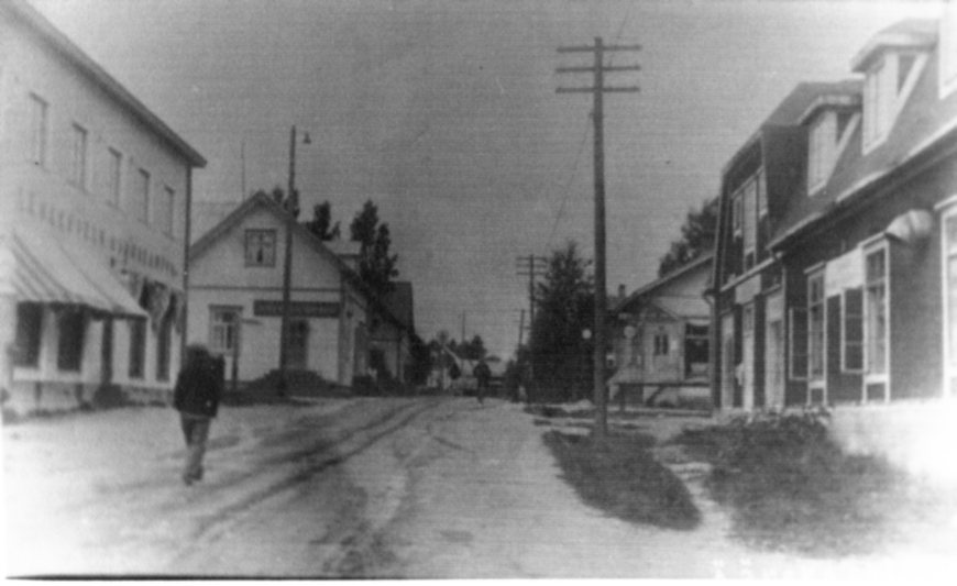 Äänekosken Kauppakatua 1920-luvulla Piilolaan päin.