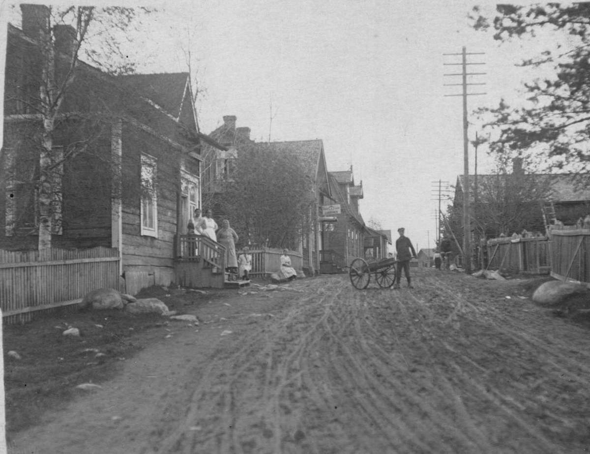 Kauppakatua Kummun Maijan kahvilan liepeiltä.