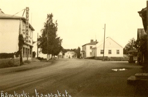 Kauppakatua noin vuonna 1950. Kuvassa keskellä putkala ja sen takana matkahuolto. Etuvasemmalla Osuuskassan rakennus. Pankki siirtyi Äänekoskelle 1946 toimittuaan ennen sitä Honkolassa.
