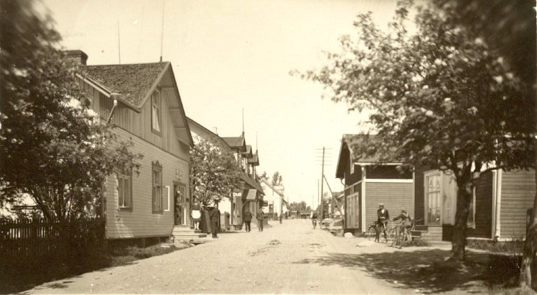 Kauppakatua ja Kummun Maijan kahvila vasemmalla.