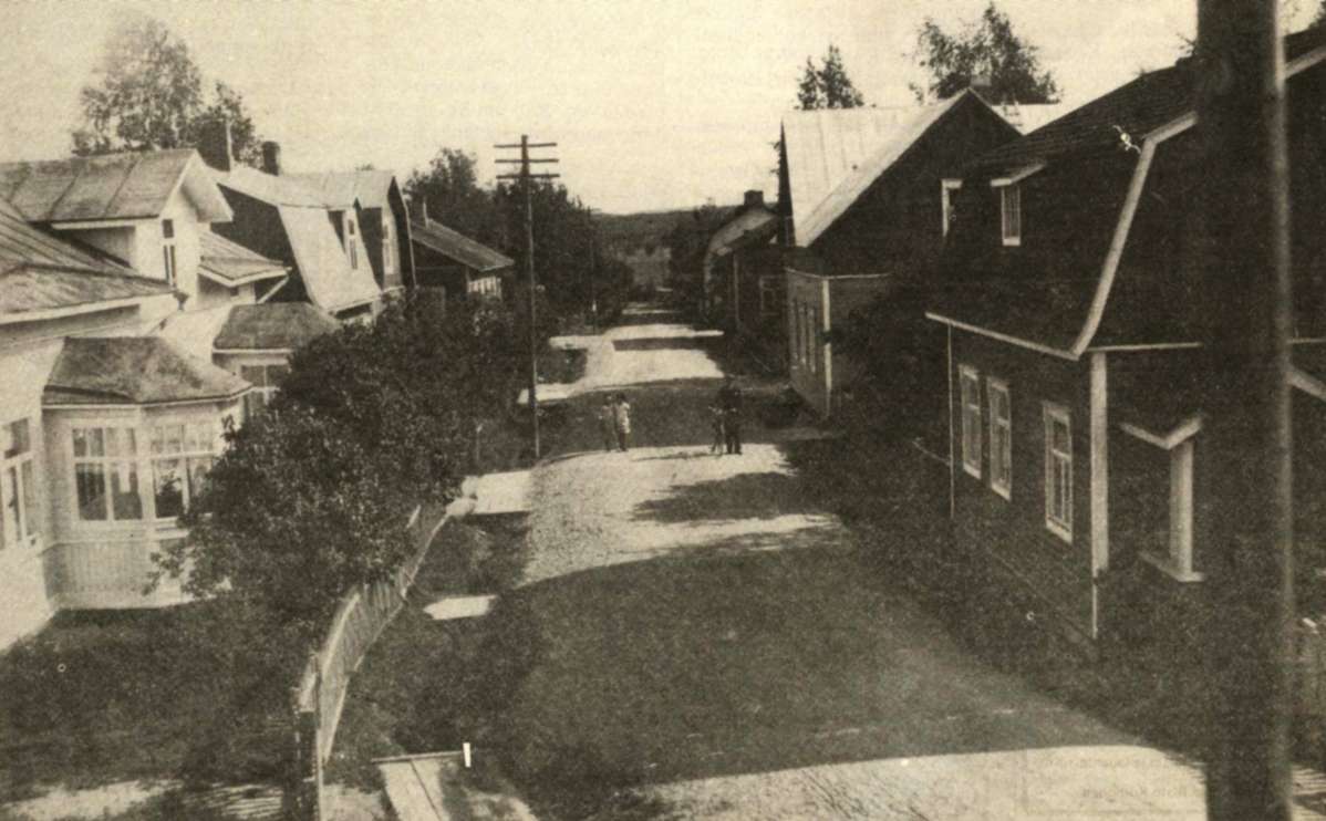 Äänekosken keskustaa 60-vuotta sitten. Keskuskujan talot ovat Sopenperä, Ahonen, Keurulainen ja Elovaara oikealla puolella tietä sekä Ylönen ja Kyyrö vasemmalla puolella tietä.