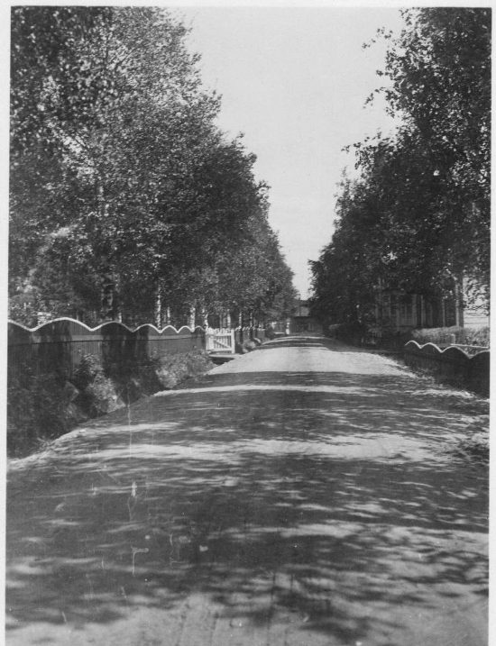 Viiskulmasta tehtaan paloasemaa kohti kulkeva koivukuja. Tienpätkän varrella oli kolme taloa, joista Viiskulmaa lähinnä oleva on vieläkin pystyssä. Ennen siinä asui pitkään konemestari Gustafssonin perhe ja myöhemmin sähköteknikko Bjårs. Nykyisin talossa on ÄU:n toimisto. Keskimmäinen talo oli apteekkari Strandmanin rakennuttama apteekkirakennus, jossa 1920-luvulta lähtien asui yhtiön henkilökuntaa. Kolmas tien varrella ollut talo oli vuonna 1907 valmistunut Äänekosken Osuuskaupan talo, jossa myös myöhemmin asui yhtiön toimihenkilöitä.