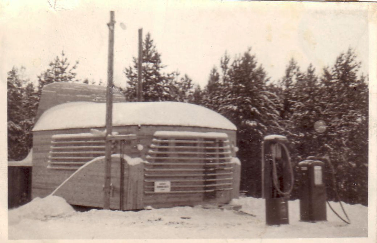 Kuorma-autokeskus aloitti toimintansa Hirven kiinteistössä. Autoilijoiden tukikohtaa ruvettiin nimittämään Kikkalaksi. Se aloitti toimintansa 1950-luvun alkupuolella. Kuvassa oleva rakennelma tehtiin Pukkimäelle melko tarkalleen Yhteistaloa vastapäätä. Siinä oli tasattu piha-alue, jossa oli kuorma-autojen tankkaus. Rakennuksesta tehtiin kuorma-auton keulan näköinen. Myöhemmin rakennus hinattiin suunnilleen nykyisen kaupungintalon kohdalle. Kikkalalta vapauduttuaan rakennuksessa piti peltisepän verstastaan Unto Blom. Kikkala jatkoi toimintaansa GULF-huoltamon yhteydessä sen valmistuttua lähelle 4-tietä. Myöhemmin sille rakennettiin nykyiset toimitilat Rautatienkadun ja Äänekoskentien välille.