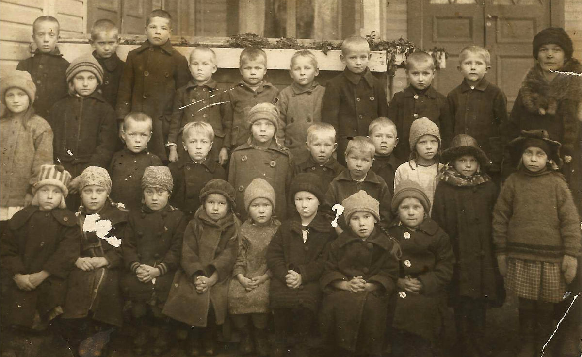 Piilolanniemen kansakoulun oppilaita ja opettaja ehkä vuonna 1925. Tunnistaako joku opettajan tai joitakin oppilaita kuvasta?