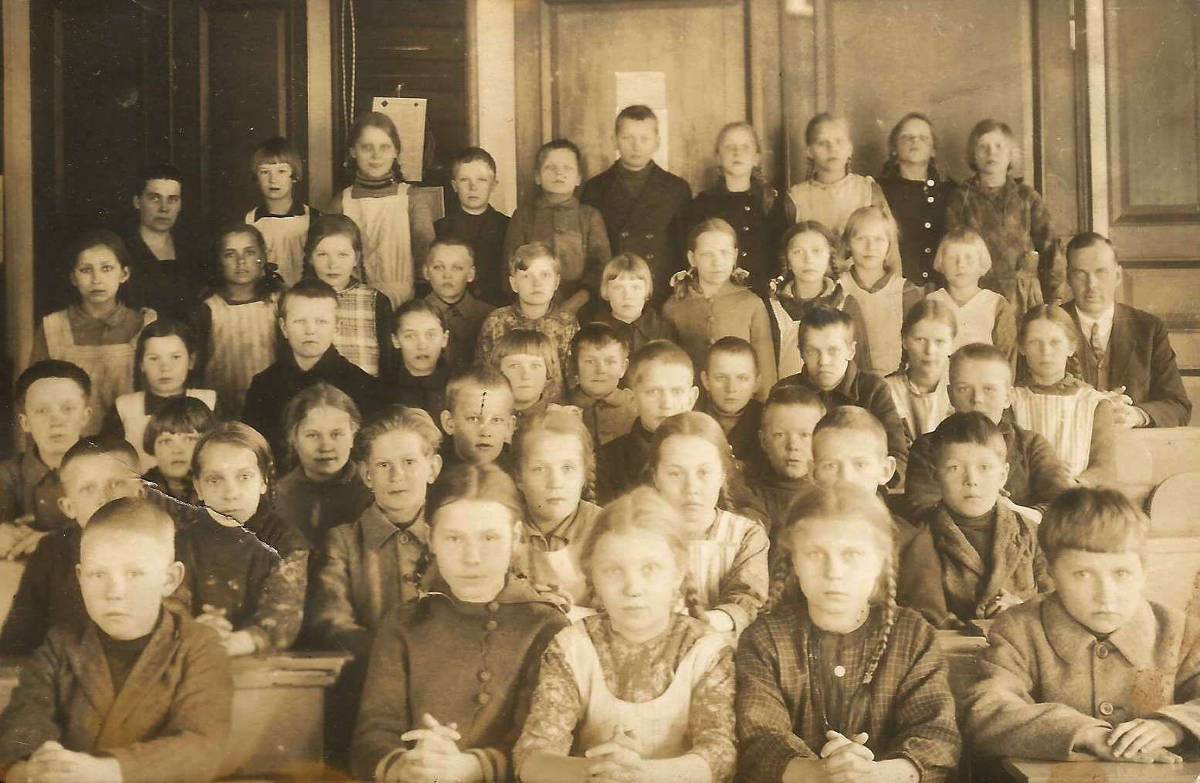 Piilolanniemen kansakoulun oppilaita ja opettaja ehkä vuonna 1926. Kuvassa oikealla opettaja J.A. Leppämäki. Jos joku tunnistaa joitakin oppilaita kuvasta, ota yhteyttä. info sivulla yhteystietoja. Voit myös ottaa yhteyttä vieraskirjan kautta.