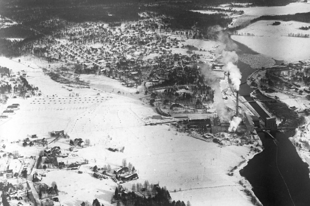 Äänekosken tehtaat ja keskusta 1930-luvun alkupuolella. Eerolan talon pihassa näkyy hyvin Selma, Kustaa ja Ilmari.