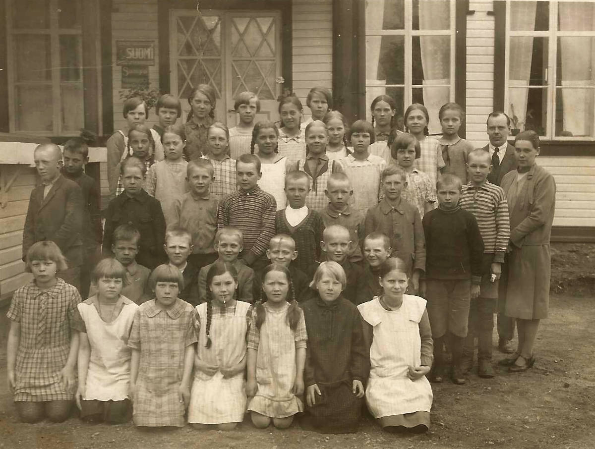 Piilolanniemen kansakoulun oppilaita ja opettaja vuonna 1927. Kuvassa oikealla opettaja J.A. Leppämäki. Jos joku tunnistaa naisopettajan tai joitakin oppilaita kuvasta, ota yhteyttä. info sivulla yhteystietoja. Voit myös ottaa yhteyttä vieraskirjan kautta.