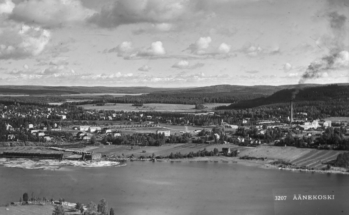 Äänekosken tehtaat ja keskusta vuonna 1937. Kuvasta näkee hyvin, miten laajoja pellot olivat olleet ennen aikaan Piilolanniemen ja Pukkimäen Kuhnamoon sekä Kotisuohon ja koskeen rajoittuvilla kohdilla. Kuvan keskellä Kuhnamon rannassa oleva yksinäinen talo oli Forsvikin talo.