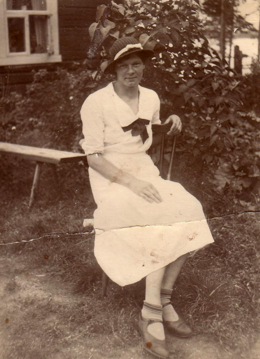 Tunnistaako joku kuvan naisen? Hän esiintyy monessa Kieralahden kuvassa.