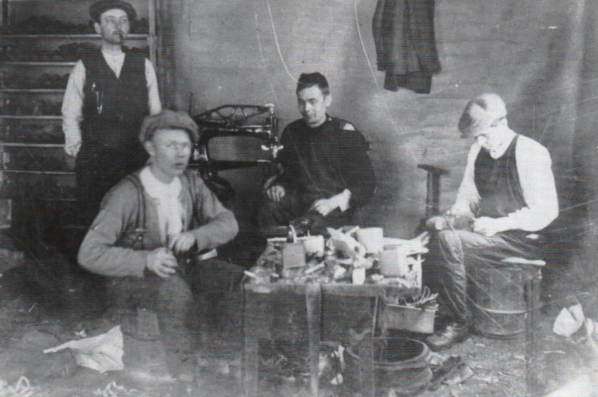 Onni Lukkarisen suutarinverstas Käpänmyllyn talossa Viiskulmassa. Seisomassa Kalle Emil Blomberg, jolla oli samassa talossa puusepänverstas. Koneen takana Onni Lukkarinen, jonka Hilda-vaimo toi perheelle lisätuloja Äänekoski Osakeyhtiön palvelijana. Käpänmylly-niminen talo sijaisti entisen postitalon ja radan välissä.