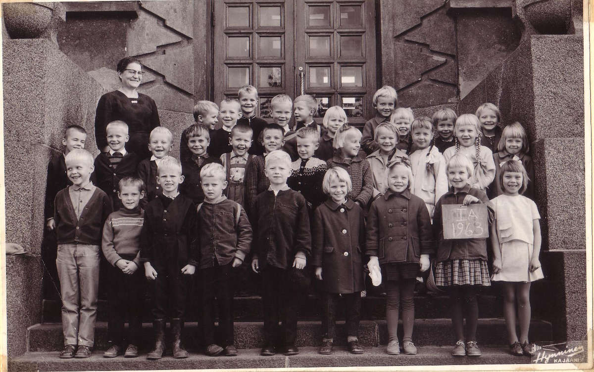 Äänekosken keskustan kansakoulun 1. A luokka vuodelta 1963. Opettaja on Martta Lehtinen. Oppilaat kuvassa ovat: Eturivi vasemmalta: Lasse Purokuru, Esko Kautto, ?, Juha Anttila, Kari Linna, ?, Tuija Toponen, Marja Sipponen ja Aiju Penttinen. Toinen rivi vasemmalta: Hannu Valo, Vesa Kuosmanen, Kari Lankinen, Eino Paattakainen, Rauno Valo, Kari Kumpulainen, ?, Asta Honkonen, Mervi Liimatainen, Eija Laine, Jaana Hyppönen ja Inkeri Mäkinen. Takarivi vasemmalta: Esko Tourunen, Vesa Siirtonen, Keijo Hytönen, Seppo Hänninen, Reijo Riikonen, ?, Merja Kolari, Kaija-Leena Rautiainen, Anna-Kaisa Ojala ja Raija Breiling.