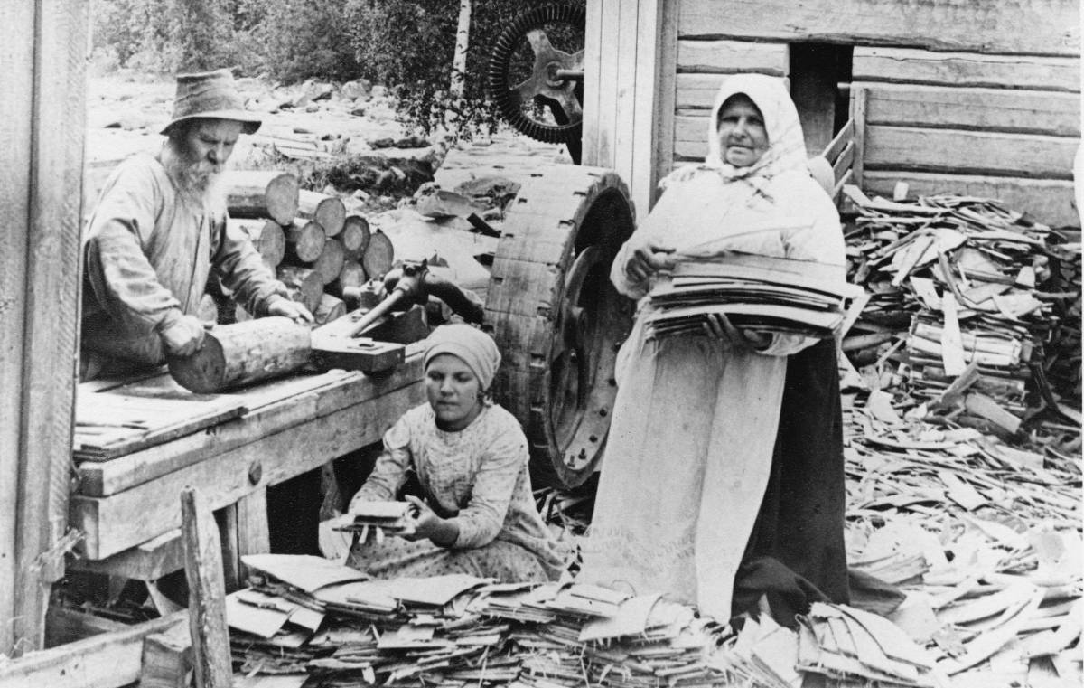 Äänekosken mylläri Otto Leinonen tyttärensä ja vaimonsa Marian kanssa päteenteossa 15.7.1918.