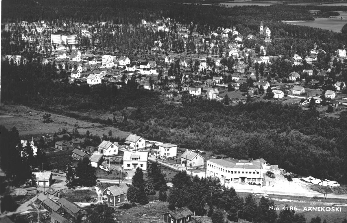 Äänekosken keskustaa vuonna 1939. Kuvassa keskellä näkyy Hirven hotelliravintola, linja-autojen huolto- ja tallitilat.