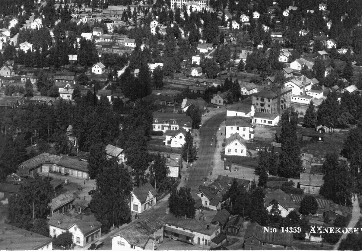 Äänekosken Keskuskatua Viiskulmasta pohjoiseen vuodelta 1958. Kuvan keskellä oleva Putkalan rakennus purettiin Sokos Ala-Keiteleen tieltä aivan 1960-luvun alussa.