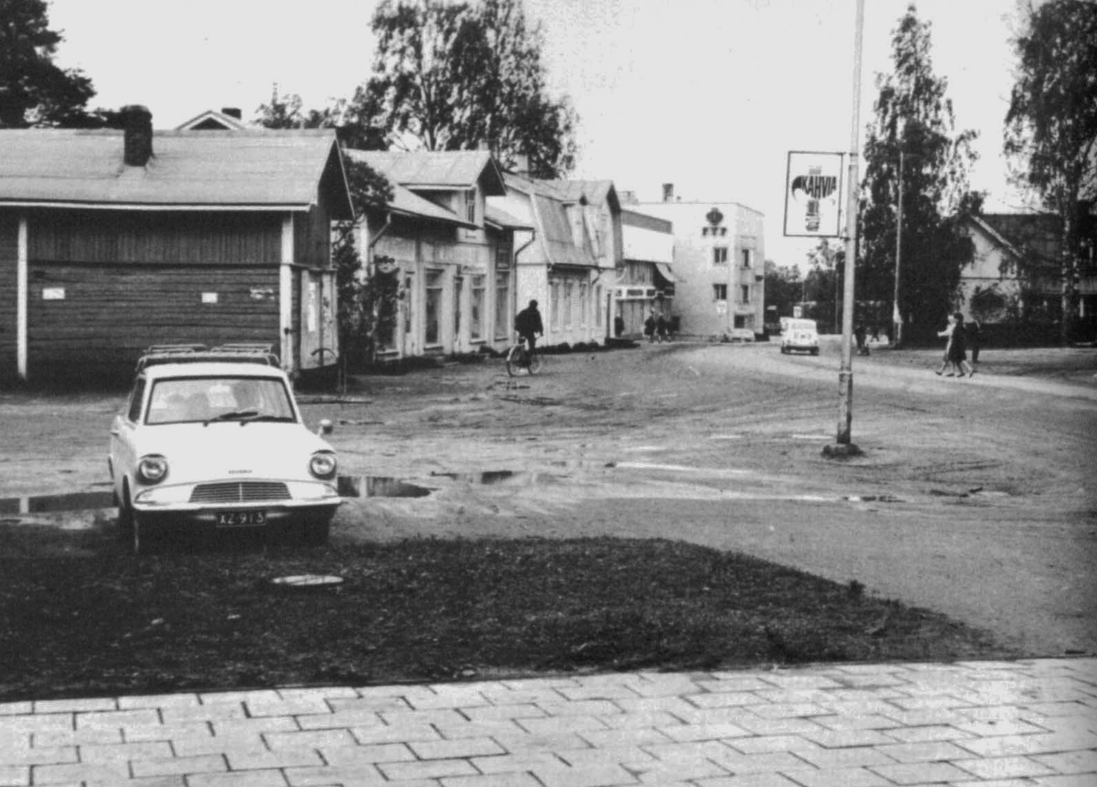Seppä Salmelinin pajan seinä oli aikanaan Äänekosken keskeisiä ilmoitustauluja. Kuvassa myös ajan henkeen sopiva kulkuväline Ford Anglia XZ-913.