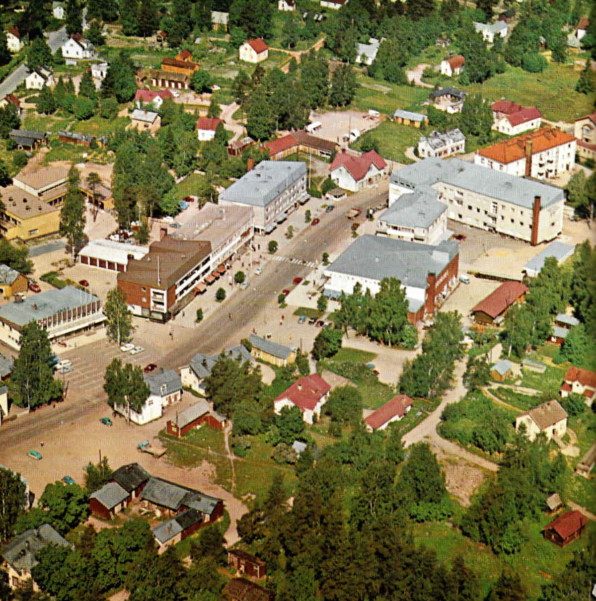 Äänekosken keskustaa 1960-luvun lopulla tai 1970-luvun alussa. Rakennusinsinööri Lasse Heikkilän suunnittelema seurakuntatalo on jo valmiina ja se valmistui 1967. Salmelinin paja on veilä paikallaan.