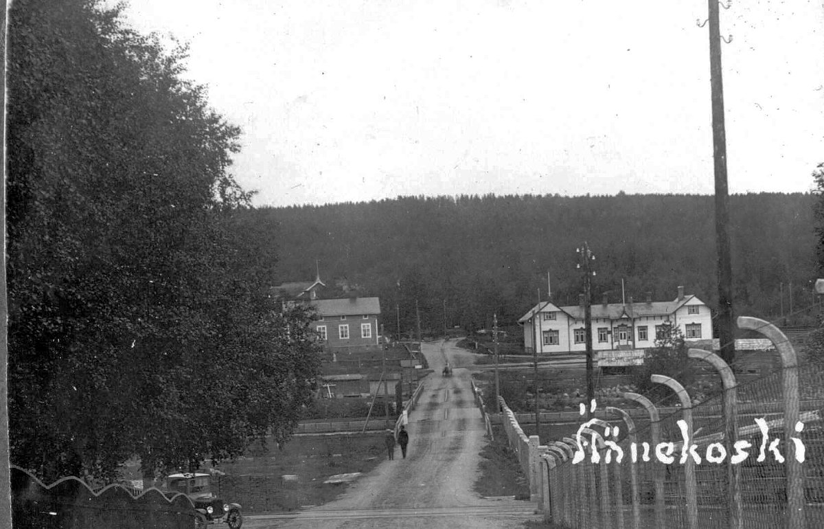 Äänekosken vanha rautatieasema Hiskinmäen kainalossa. Maantie Äänekoskelta Suolahteen kulki tuolloin kuvassa olevan Valkoisen sillan yli ja jatkui Mannilan vieritse kohti Suolahtea. Kuvan vasemmassa reunassa virran takana näkyy Hiskinmäen rakennuksia.