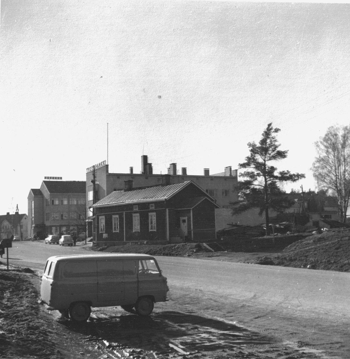 Viiskulmassa Yhdyspankin liikerakennuksen itäpuolella sijaitsi ennen puinen pieni rakennus. Talossa oli Laaksosen yleinen sauna ja toisessa päässä terveyssisar Anna-Liisa Lindstömin asunto ja vastaanottotilat.