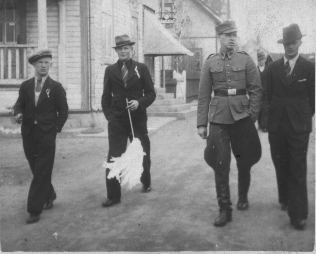 Vappu vuonna 1936. Toinen oikealta on Pauli Kolari. Hänellä oli myöhemmin puusepänliike kirkonmäellä Keiteleentiellä.